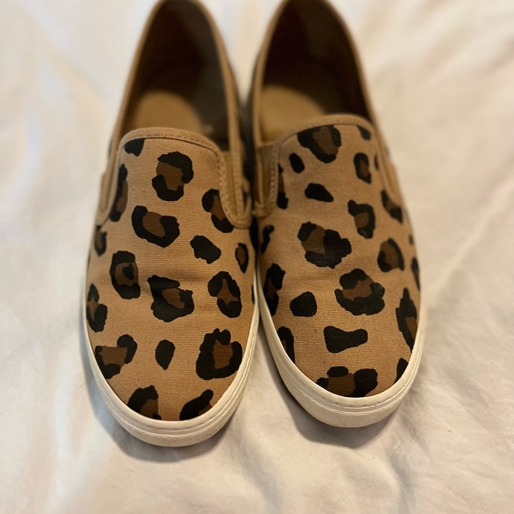 Cute leopard canvas flats! - Picture 1 of 3